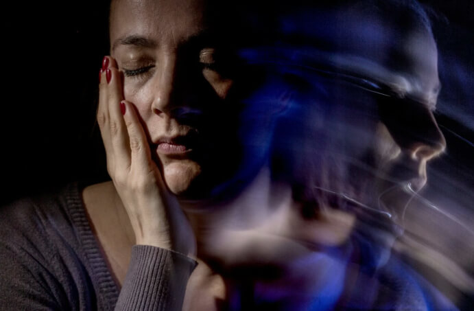 девушка держится за голову